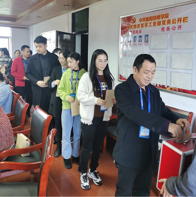 現(xiàn)代物流系：我為群眾辦實事，家長感恩送錦旗