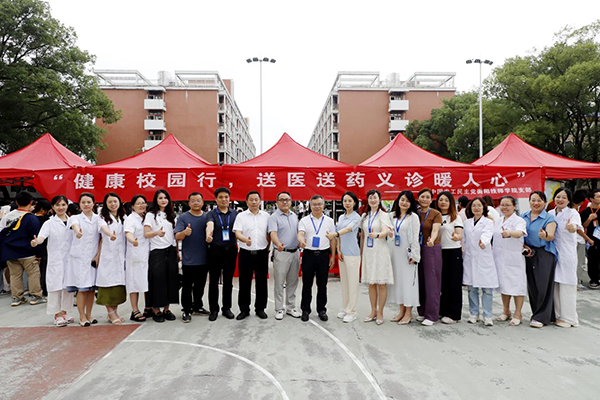 “健康校園行，送醫(yī)送藥義診暖人心”活動(dòng)在我院開(kāi)展